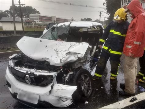 Caminh O Invade Pista Contr Ria Ap S Batida E Atinge Carro Na Linha