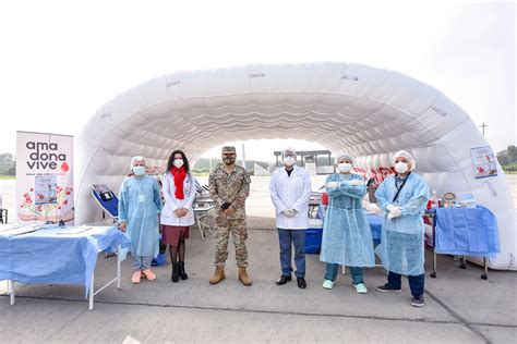 Personal Del Ej Rcito Del Per Dona Sangre Para Salvar La Vida De