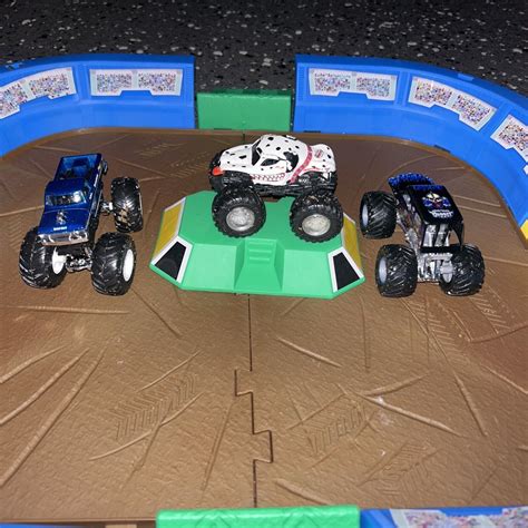 Monster Jam Monster Dirt Arena Playset Max D And Kinetic Sand Ebay