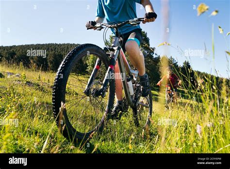 Vorderansicht von zwei Männern Sport treiben mit dem Mountainbike