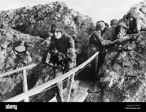 Soldaten waffen ss ostfront Fotos und Bildmaterial in hoher Auflösung