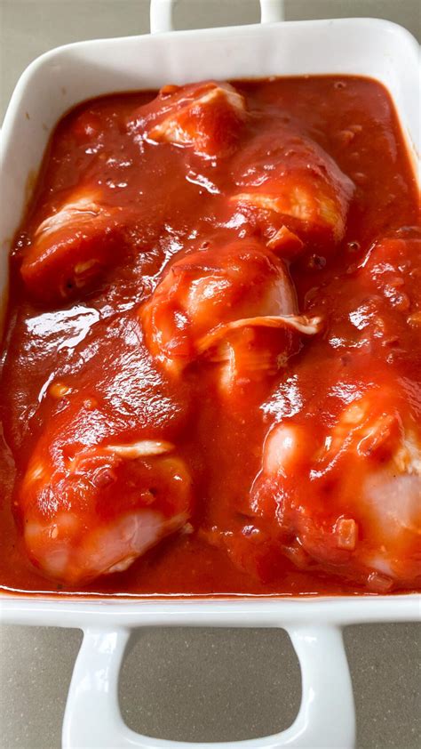 Drumsticks in Tomatensauce mit buntem Salat We love Geflügel