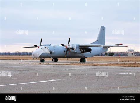 Aviones de transporte militar estacionado en la base aérea Fotografía