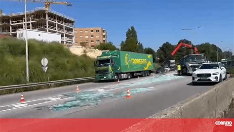 Cami O Perde Carga De Vidros E Condiciona Tr Nsito Na A Em Vila Nova