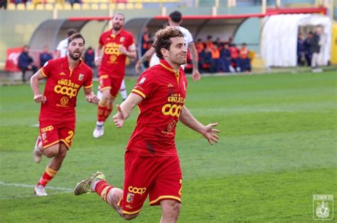 Catanzaro Da Record Sei Gol Al Potenza I Giallorossi Sono Campioni D