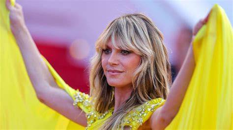 Heidi Klum ans en bikini sous une eau glacée elle prend sa douche et fait sensation