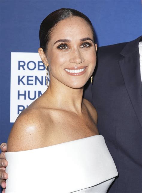 Meghan Markle Se Vuelve A Vestir De Novia Con Un Vestido Blanco Y Midi