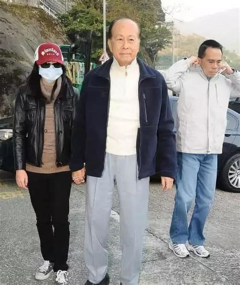 李嘉誠帶孫子祭拜亡妻，無視長孫的存在，直接讓李思德代己下跪 每日頭條