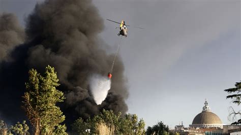 Incendio A Roma Nube Di Fumo Sulla Palmiro Togliatti D Amato