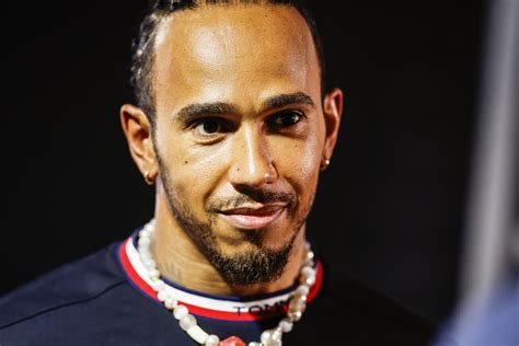 Lewis Hamilton Laat Gewonnen Beker Achter Op FIA Gala