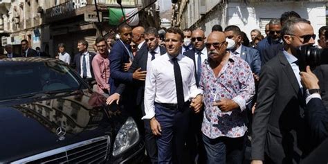 Macron En Alg Rie Oran Le Chef De L Tat S Offre Un Bain De Foule