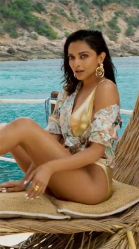 Pathaan Deepika Padukone Flaunts Her Curvy Figure In Bikini See Viral