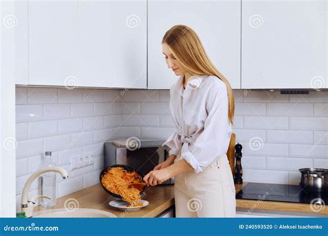 Mujer Joven Pone Espagueti En El Plato Foto De Archivo Imagen De