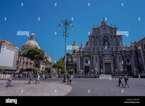 La Plaza Del Duomo Con La Catedral De Santa Gueda En Catania Sicilia