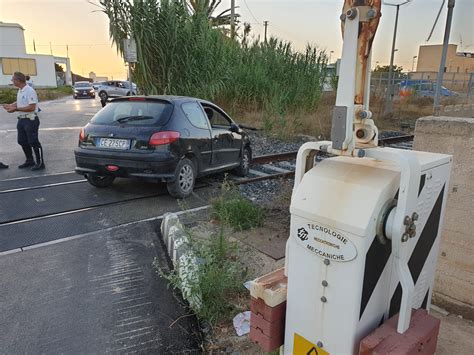 Marsala Incidente Vicino Al Passaggio A Livello Auto Si Ribalta E