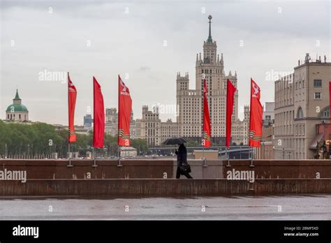 Moscow, Russia. 8th of May, 2020 Bolshoy Moskvoretsky bridge is ...