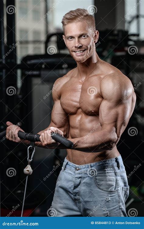 Le Jeune Homme Sportif Fort Et Beau Muscles L Abs Et Le Biceps Image