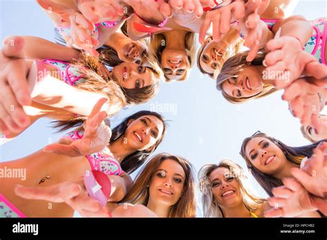 Zehn schöne Girls Modelle stehen im Bikini Runde Down Ansicht Stockfotografie Alamy