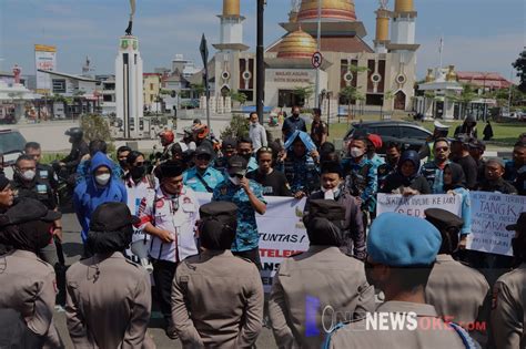 Aksi Unjuk Rasa Di Depan Kantor Kejaksaan Negeri Kota Sukabumi