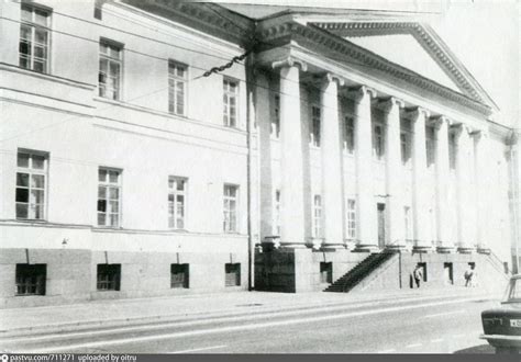 Главный вход в здание Академии наук
