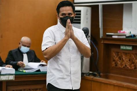 Hakim Jatuhkan Vonis Tahun Bulan Ke Richard Eliezer Lebih Rendah