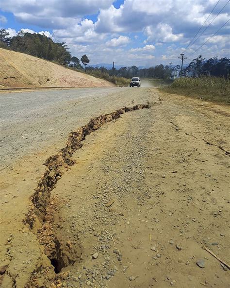 Un Sismo De Magnitud 7 6 Deja Al Menos Un Muerto Y Varios Heridos En