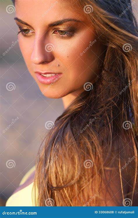 Belle Fille Dans Le Bikini Sur Une Plage Photo Stock Image Du Plage