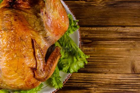 Plato Con Hojas De Pollo Entero Asado Y Lechuga Sobre Una Mesa De