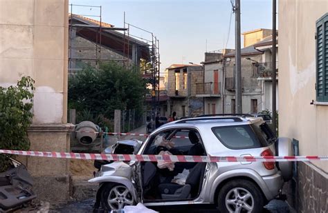 Tragico Incidente A Cessaniti Auto Contro Chiesa Muoiono Marito E