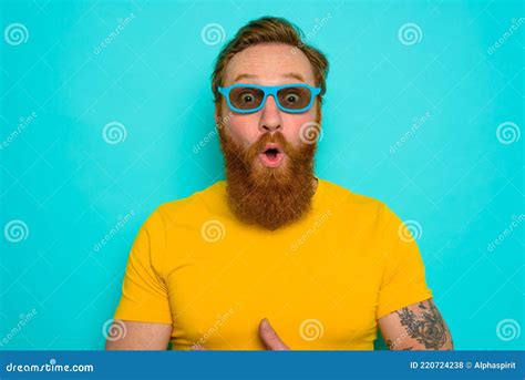 Hombre Con Barba Y Gafas De Sol Es Maravilla Y Feliz Foto De Archivo