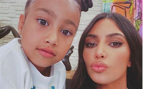 Kim Kardashian é detonada nas redes após celebrar quarentena em família