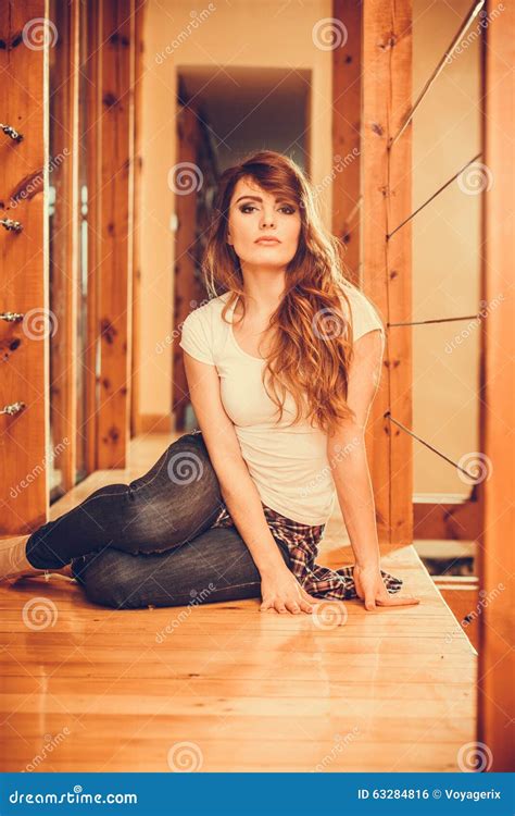 Verleidelijk Verleidelijk Jong Vrouwenmeisje Thuis Stock Foto Image Of Brunette Zitting