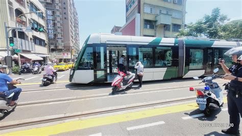 疑未注意輕軌號誌 女子騎機車擦撞輕軌幸無大礙