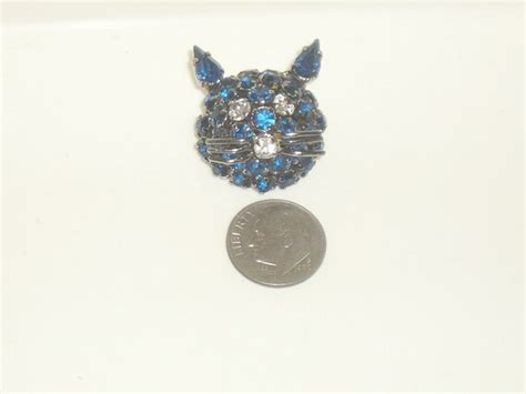 Signed Warner Vintage Blue Rhinestone Cat Head Brooch Gem