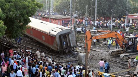 बिहार में ट्रेन हादसे के बाद 10 ट्रेनें रद्द 21 के बदले गए रूट यहां