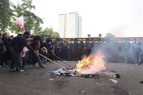 Jebol Pagar Dpr Pedemo Merangsek Masuk Sambil Nyalakan Petasan