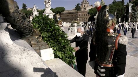 Festa Della Repubblica Mattarella Depone Una Corona D Alloro All