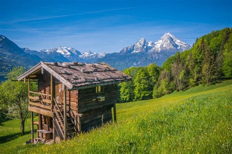 Paisaje Idílico De La Primavera En Las Montañas Con La Casa De Campo