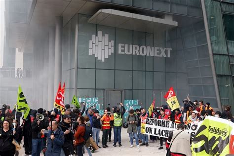 Manifestantes Ocupam A Bolsa De Paris Em Protesto Contra Ataque De