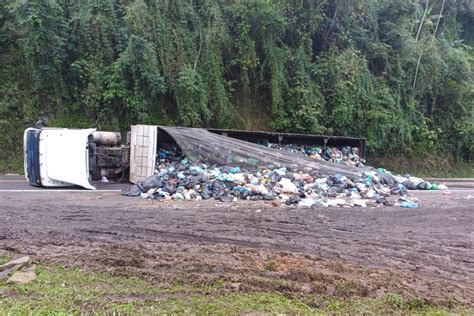 Serra de Corupá é totalmente interditada após carreta de lixo tombar na