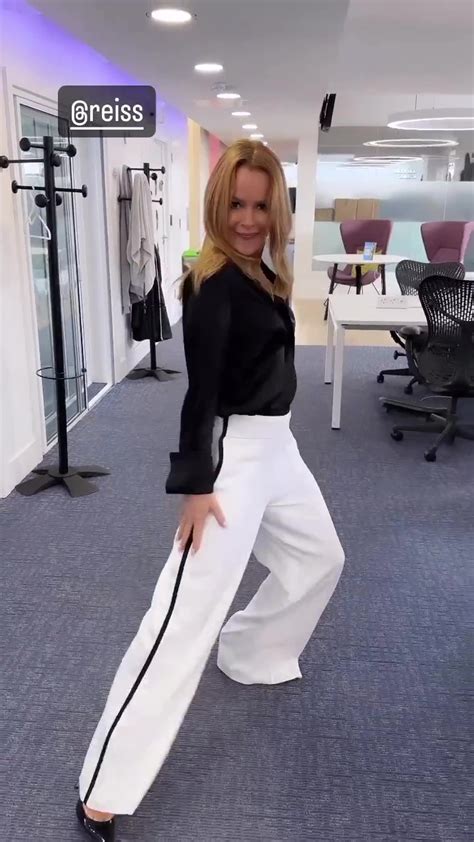 Amanda Holden Terlihat Luar Biasa Dalam Balutan Kemeja Hitam Yang Tidak