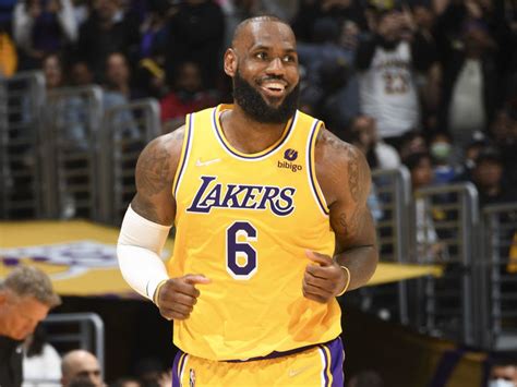 Lebron Signs 2 Year 97 1m Extension With Lakers