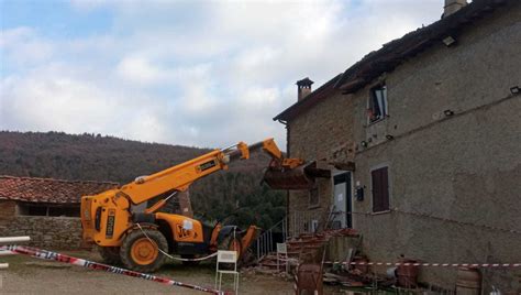 Arezzo Litiga Con Il Vicino Si Butta Con La Ruspa Contro La Sua Casa