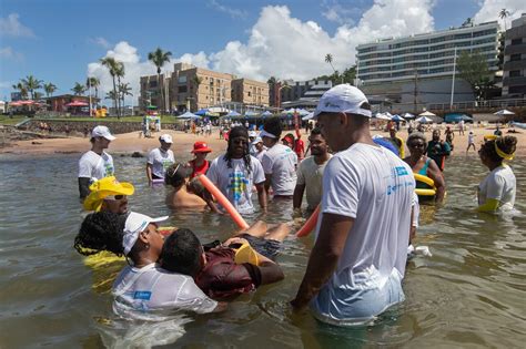 Banho De Mar Assistido Nas Praias De Salvador Parapraia Encerra