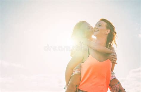 Joyeuse Famille Mère Et Fille S amuser Sur La Plage Au Coucher Du