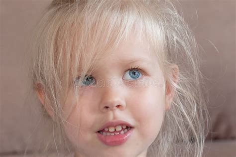Motions D Une Petite Fille Blonde Image Stock Image Du Motions Bonheur