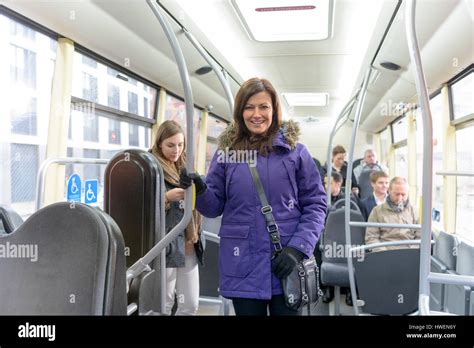 Femme mature assise sur le bus Banque de photographies et dimages à haute résolution Alamy