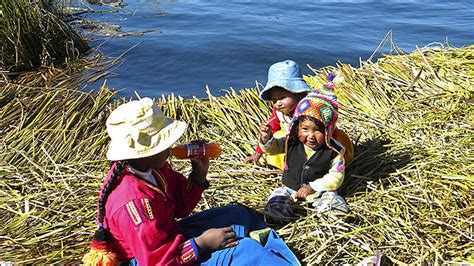 Los Uros El Pueblo Flotante Del Lago Titicaca