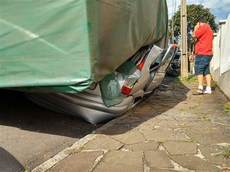 G1 Caminhão tomba e esmaga dois carros estacionados em rua de SC