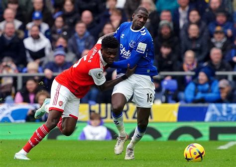 Tarkowski Header Sees Strugglers Everton Beat Leaders Arsenal